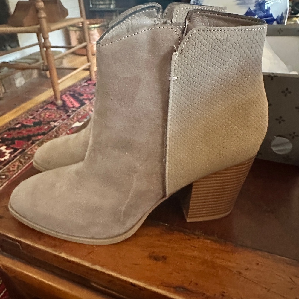 EUC! Women's Taupe Ankle Boots
